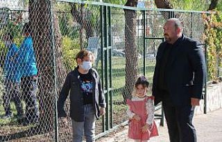 Ayda ve ailesi birbirine tutundu