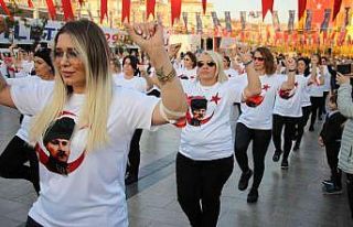 Aydın’da 98 kadın, Cumhuriyeti zeybek oynayarak...