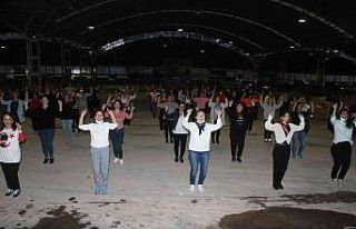 Aydın’da 98 kadın, Cumhuriyeti zeybek oynayarak...