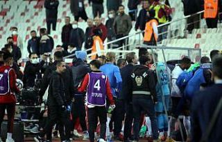 Bahattin Şimşek sahadan polisle çıktı!