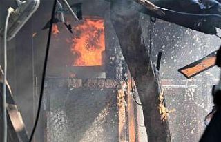 Bahçede çıkan yangın gecekonduyu kullanılamaz...