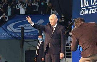 Bahçeli: “Öğretim üyelerine meydan okuyan, hakaret...