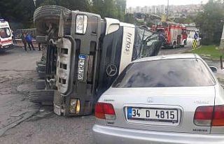 Bahçelievler’de beton mikseri, park halindeki otomobilin...