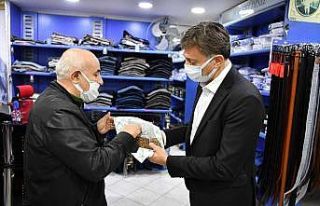 Bahçelievler’de hayvanlar için esnafa mama dağıtıldı