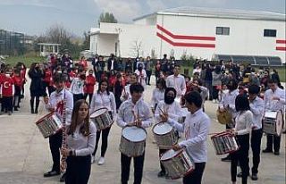 Bahçeşehir Kolejinden bandolu kutlama