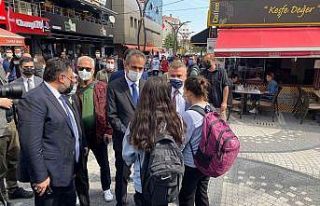 Bakan Özer, 250 metrede 10 tane tablet dağıttı