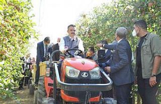 Bakan Pakdemirli, Karaman’da traktör kullanıp...