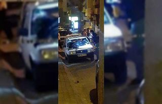 Balkondan yoldaki aracın üstüne düşen adam hayatını...