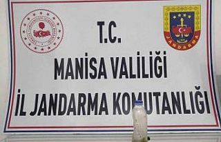 Bank üzerinde uyuşturucu içerken yakalandılar