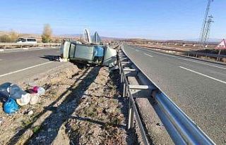 Bariyerlere çarpan otomobil yan yattı: 3 yaralı