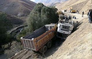 Başkale’de yolu sulayan tanker devrildi: 2 yaralı