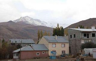 Başkale’deki İspiriz Dağı beyaza büründü