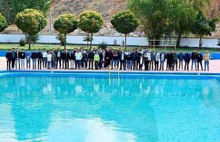 Başkan Bozkurt ilçe sakinleri ve gençlerle bir...