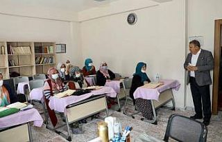 Başkan Çerçi Yunusemre Kur’an Kursu’nda kursiyerlerle...