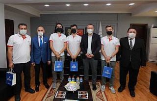 Başkan Işıksu, Teknofest öğrencileri ile bir...