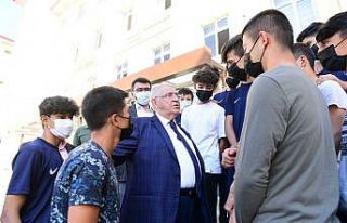 Başkan Mahçiçek’ten ihtiyaç sahibi öğrencilere...