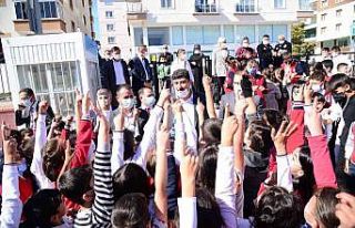 Başkan Oğuz’dan minik öğrencilere satranç takımı