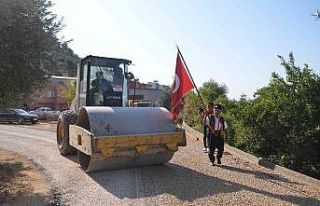 Başkan, okuduğu köyün yolunu asfaltladı