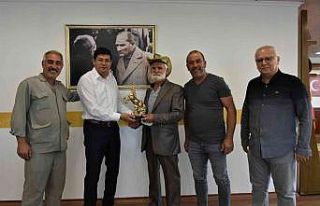 Başkan Özcan Türkiye Şampiyonu Çamdeviren’i...