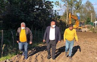 Başkan Tandoğan, asfalt yapılacak alanda incelemelerde...