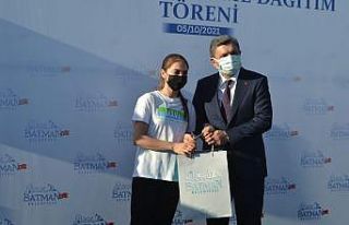 Batman Valisi Hulusi Şahin sporculara malzeme dağıttı