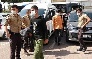 Bekçiler kamyonet kasasında 78 kaçak göçmen yakaladı