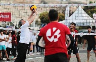 Belediye başkanı gençlerle plaj voleybolu oynadı