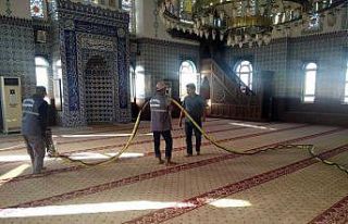 Belediye ekipleri camileri temizlendi