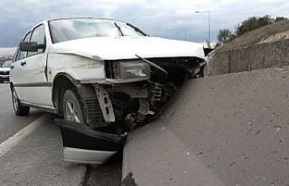 Beton bariyere çarpan otomobilin sürücüsü yaralandı