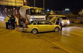 Beton mikseri otomobili metrelerce sürükledi, kadın...