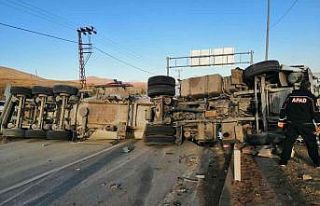 Beton mikseriyle minibüs çarpıştı: 2 ölü, 4...