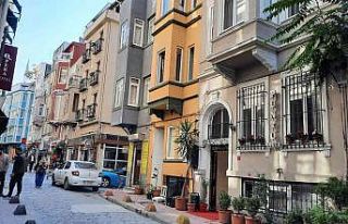 Beyoğlu’nda akıl almaz olay kamerada