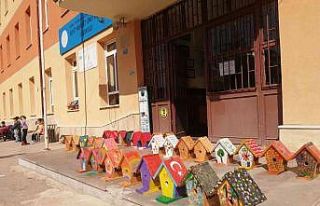 Beyşehir’de ağaçlara kuş yuvaları asıldı