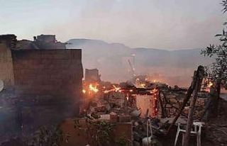 Bilecik’te kokutan yangın: Ahşap ev küle döndü