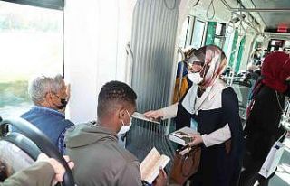 Bilgehane öğrencilerinden tramvaydaki yolculara...