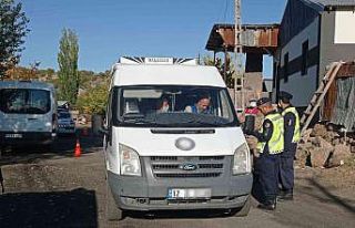 Bingöl’de jandarma ekipleri okul servislerini denetledi
