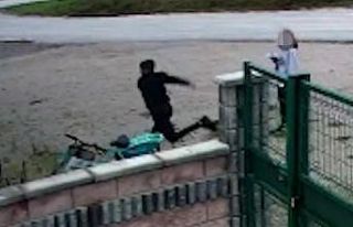 Bisikleti alamayınca tekme attı, o onlar güvenlik...