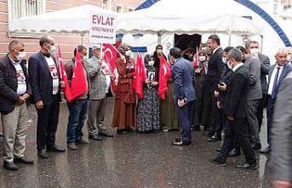 Bismil Kaymakamı Zengince, evlat nöbetindeki ailelerle...