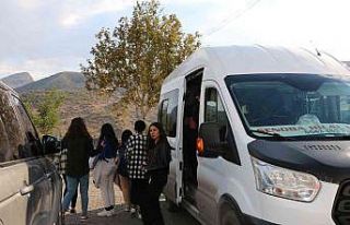 Bu beldede öğrenci servisi ve şehir içi ulaşım...