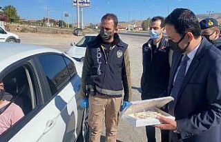 Bu yoldan geçen sürücüler Afyon lokumuna doydu