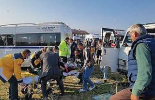 Bursa’da iki minibüsün çarpışması sonucu 15...