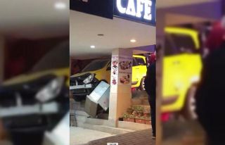 Bursa’da kontrolden çıkan taksi dükkâna girdi