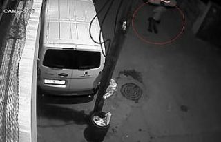 Bursa’da otomobil kundaklama anları güvenlik kamerasına...