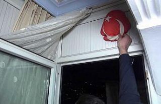 Bursa’da polisin Türk bayrağı hassasiyeti