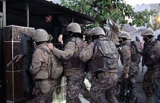 Bursa’da silah tacirlerine şafak operasyonu...Kapıları...