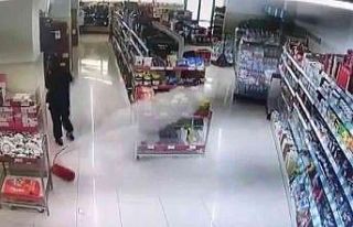 Bursa’da yangın tüpü düştü, market toz bulutuyla...