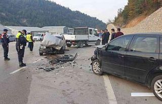Bursa’da zincirleme kaza: 2 otomobil ve 1 servis...