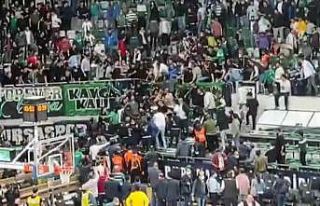 Bursaspor - Beşiktaş maçında taraftarlar arasında...