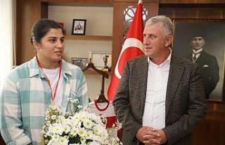 Busenaz Sürmeneli: "Sizi ağlatmaya devam edeceğim"