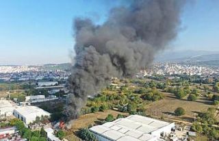 Buzdolabı geri dönüşüm deposunda büyük yangın